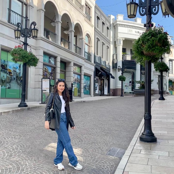 <p>Gaya Raisa yang mengenakan jaket kulit hitam dan celana jeans juga menuai pujian dari netize. Meski terlihat casual, wanita 31 tahun ini terlihat elegan. (Foto: Instagram @raisa6690)</p>