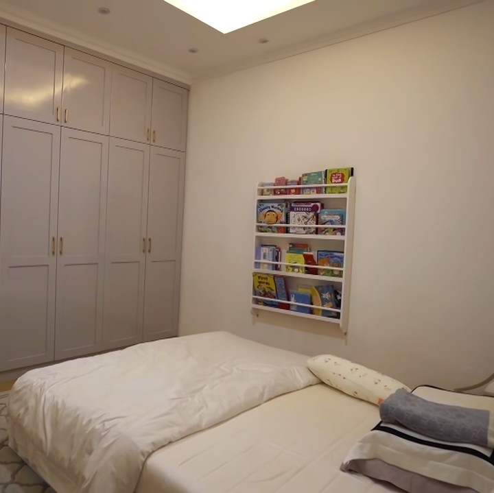 <p>Di lantai yang sama, Fitri juga menempatkan kamar sang anak, lho. Meski sang anak masih kecil, Fitri mendesainnya dengan konsep<em> long lasting</em>. (Foto: YouTube The Sungkars)</p>