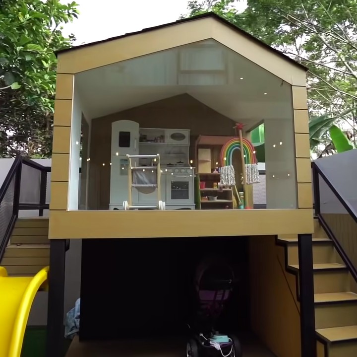 <p>Pada halaman belakang, Fitri memaksimalkan lahan sebagai <em>playground</em> dan musala. Ia pun menggunakan rumput sintetis untuk meminimalisasi sang anak tersengat serangga ketika bermain. (Foto: YouTube The Sungkars)</p>