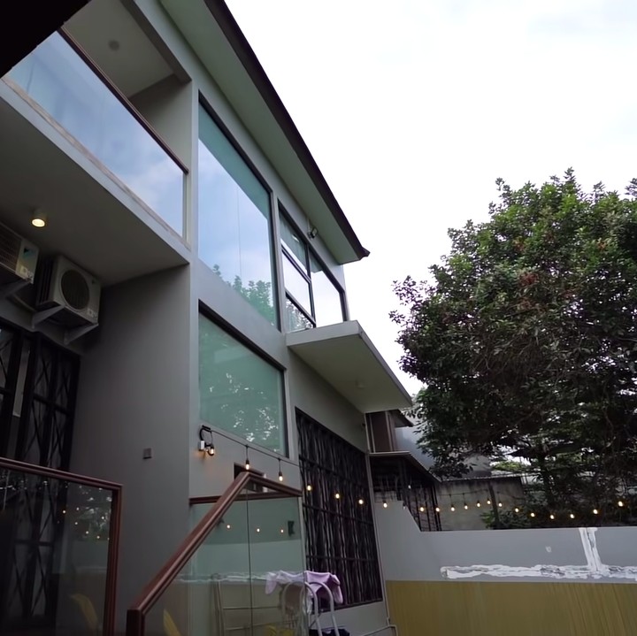 <p>Fitri Tropica dan suami baru saja menempati rumah barunya, Bunda. Rumah minimalis yang mengadopsi gaya Amerika ini dibangun di tanah seluas 220 meter, lho. (Foto: YouTube The Sungkars)</p>