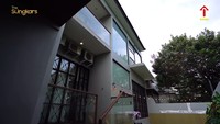 <p>Fitri Tropica dan suami baru saja menempati rumah barunya, Bunda. Rumah minimalis yang mengadopsi gaya Amerika ini dibangun di tanah seluas 220 meter, lho. (Foto: YouTube The Sungkars)</p>