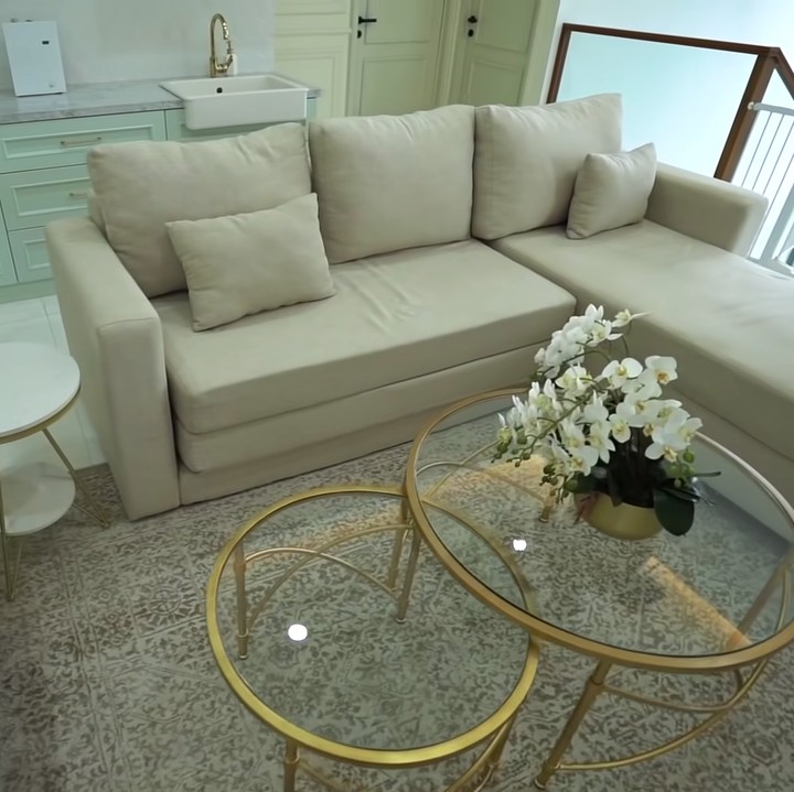 <p>Saat memasuki rumah, ruangan pertama yang akan terlihat adalah ruang tamu. Di dalamnya berisikan sofa berwarna krem yang besar. (Foto: YouTube The Sungkars)</p>