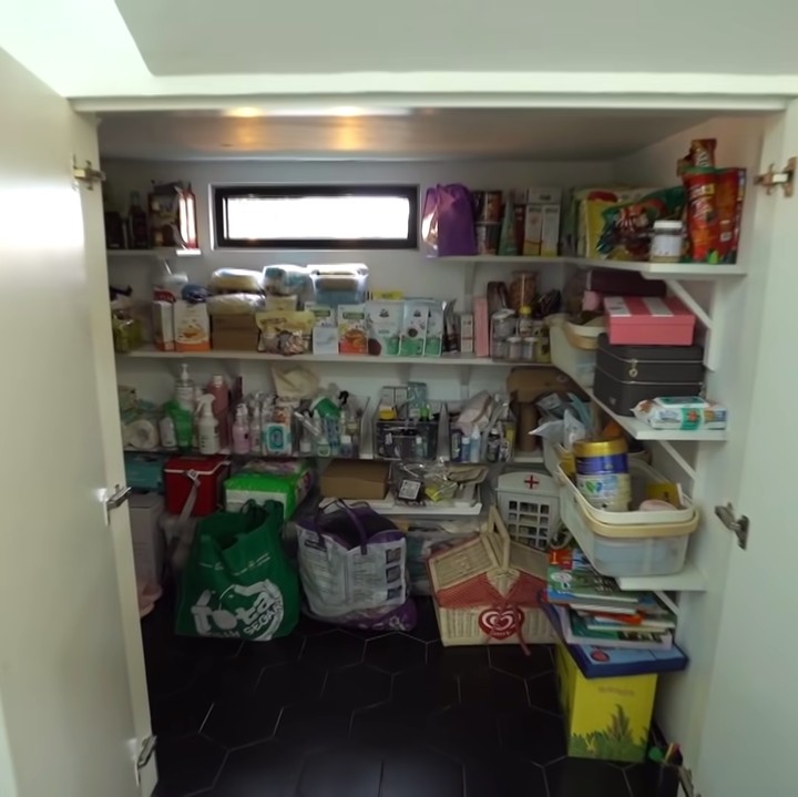 <p>Pada lantai bawah, Fitri dan suami juga menyiapkan 'minimarket'-nya sendiri. Di ruangan itu, ia menyimpan persediaan makanan hingga peralatan bersih-bersih. (Foto: YouTube The Sungkars)</p>