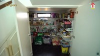 <p>Pada lantai bawah, Fitri dan suami juga menyiapkan 'minimarket'-nya sendiri. Di ruangan itu, ia menyimpan persediaan makanan hingga peralatan bersih-bersih. (Foto: YouTube The Sungkars)</p>