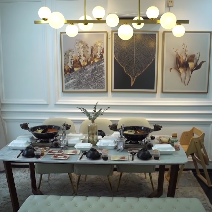 <p>Ruang makan Fitri Tropica dan suami juga sangat minimalis, Bunda. Mereka menggunakan meja dan kursi makan yang tidak terlalu tinggi. (Foto: YouTube The Sungkars)</p>
