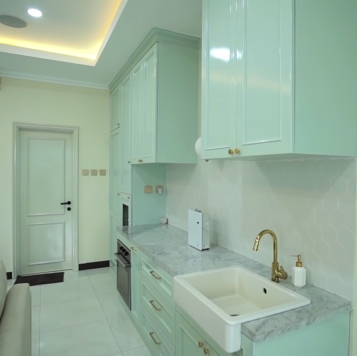 <p>Di bagian belakang, terdapat pantry khusus untuk <em>endorse</em>, Bunda. Menariknya, <em>pantry</em> ini menggunakan warna mint yang segar. (Foto: YouTube The Sungkars)</p>