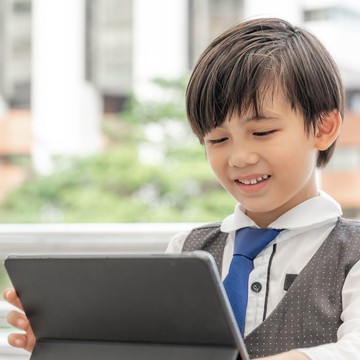 img-title 3 Fakta Kecerdasan Anak Bilingual Menurut Penelitian, Benarkah Lebih Kritis dan Percaya Diri?