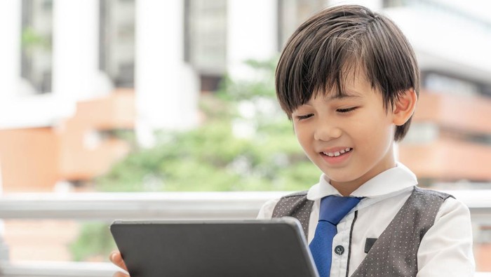 3 Fakta Kecerdasan Anak Bilingual Menurut Penelitian, Benarkah Lebih Kritis dan Percaya Diri?