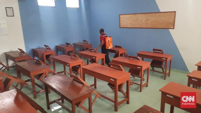 SMA-SMP Warga Solo Tutup Usai 12 Guru dan Murid Positif Covid Penutupan sekolah imbas Covid-19 itu untuk pertama kalinya sejak Kota Solo menetapkan PTM 100 persen dua pekan terakhir.