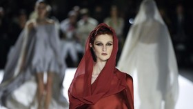 FOTO: 'Kembalinya' Stephane Rolland ke Panggung Parade Couture
