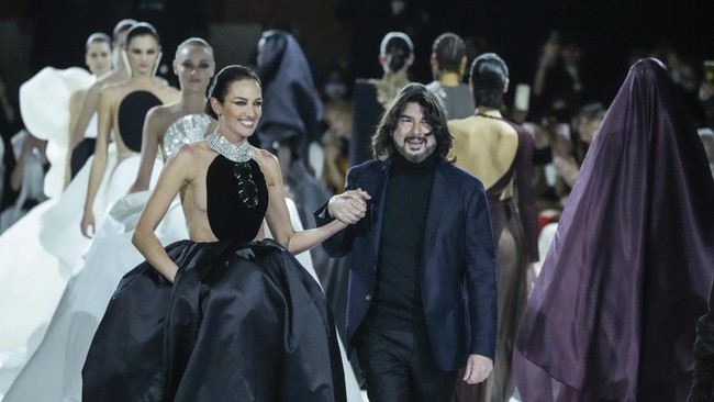 FOTO: 'Kembalinya' Stephane Rolland ke Panggung Parade Couture