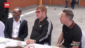 VIDEO: Elton John Positif Covid-19 Meski Sudah Divaksin Booster