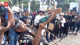 VIDEO: Atraksi Debus Pedemo Arteria Dahlan di DPR