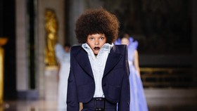 Viktor Rolf, Drakula, dan Permainan Distorsi Bahu