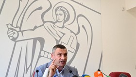 Viral Foto Klitschko Siap Bidik Rusia Pakai Senjata Mesin