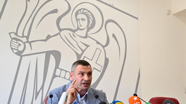 Hanya Kirim Helm buat Ukraina, Jerman Diolok Wali Kota Kiev Wali Kota Kiev, Vitali Klitschko, mengolok Jerman karena tak mau mengirimkan senjata ke Ukraina di tengah ancaman Rusia. Jerman malah menawarkan 5.000 helm.