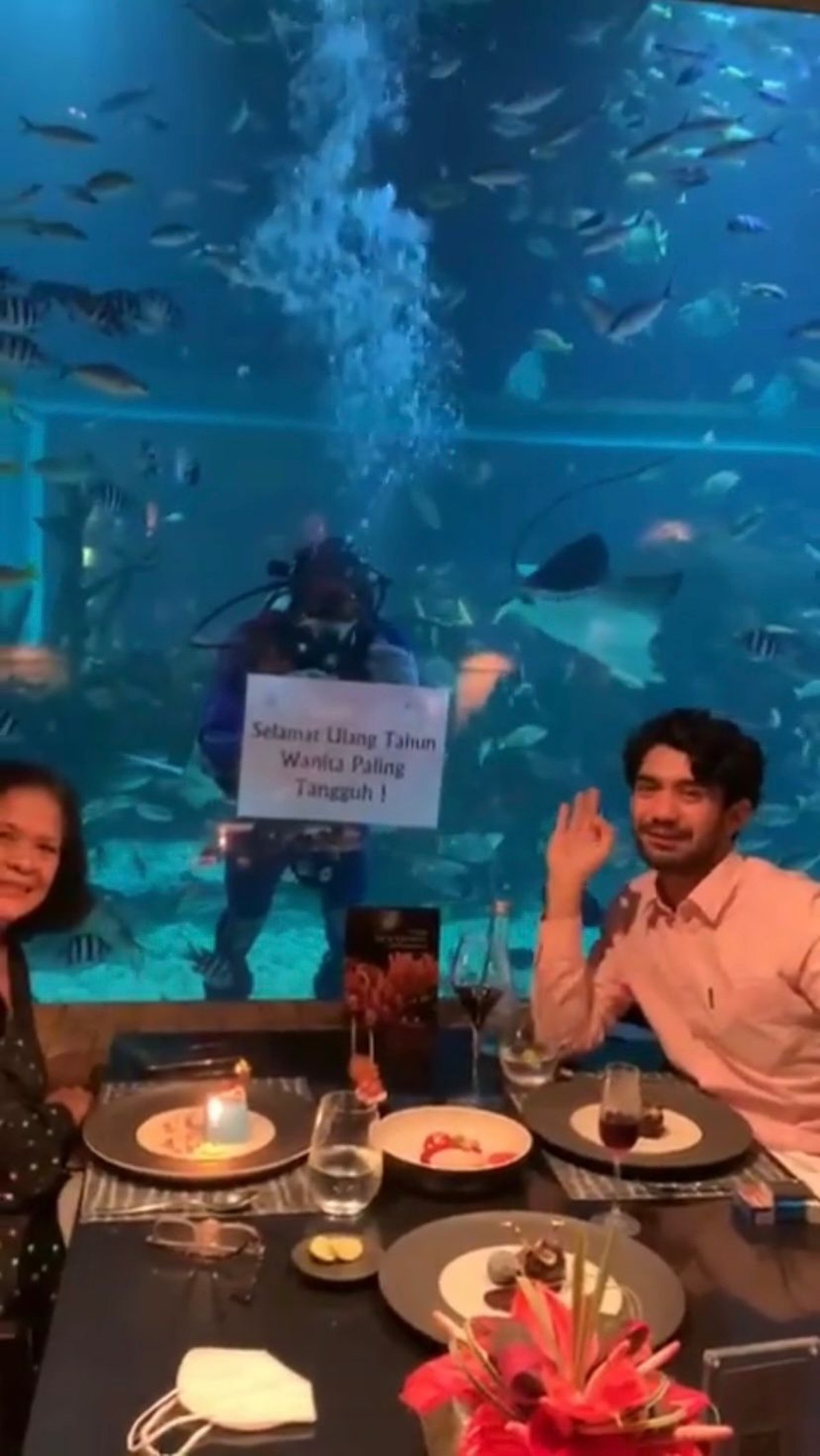 Reza Rahadian merayakan ulang tahun ibundanya makan malam romantis di akurium bak sepasang kekasih&period; Yuk intip potretnya&excl;