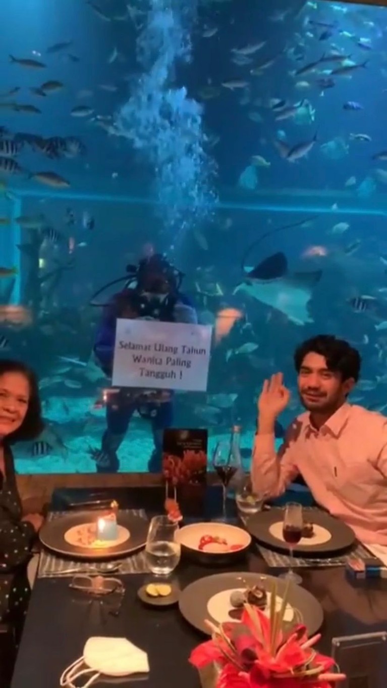 Reza Rahadian merayakan ulang tahun ibundanya makan malam romantis di akurium bak sepasang kekasih. Yuk intip potretnya!