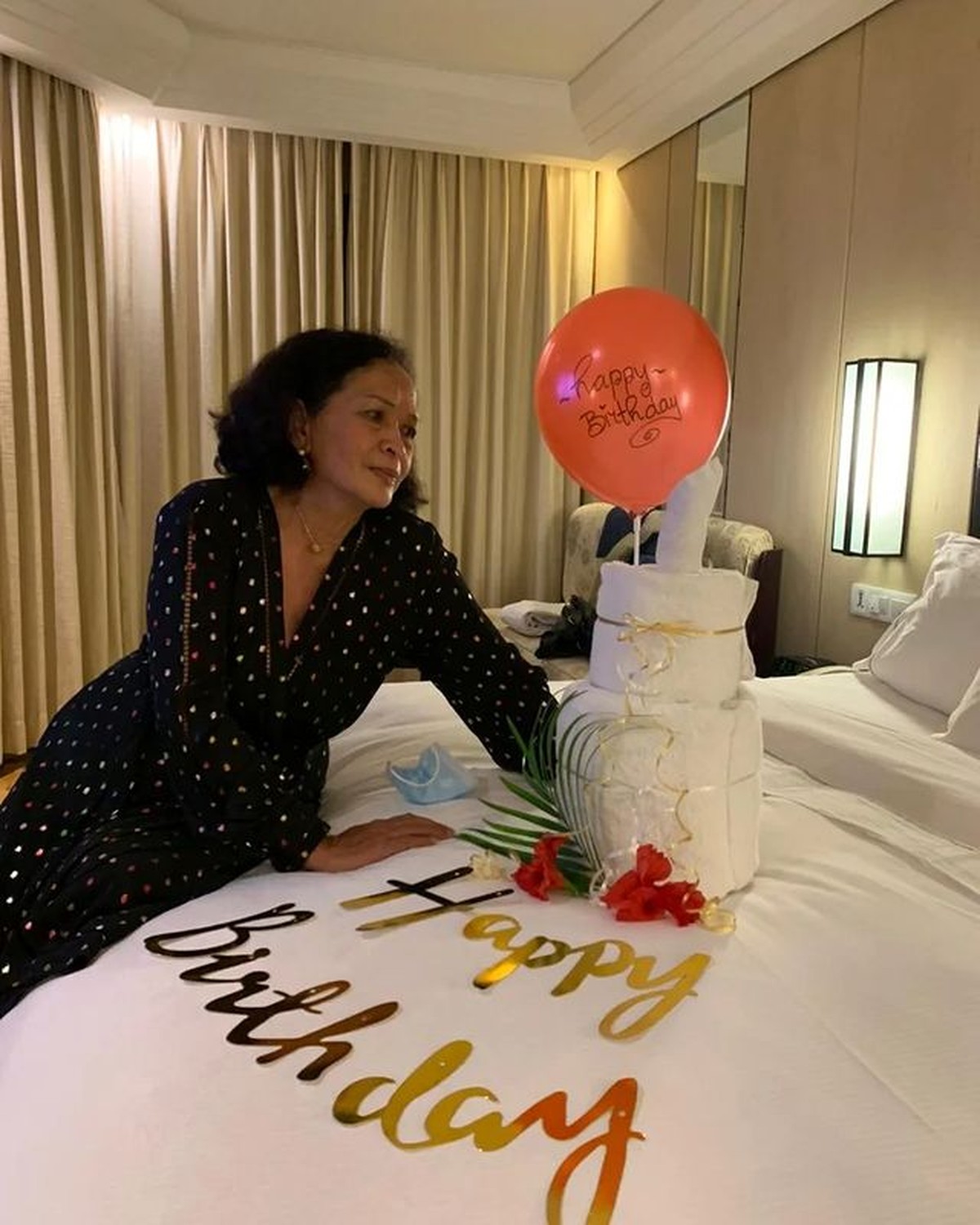 Reza Rahadian merayakan ulang tahun ibundanya makan malam romantis di akurium bak sepasang kekasih&period; Yuk intip potretnya&excl;