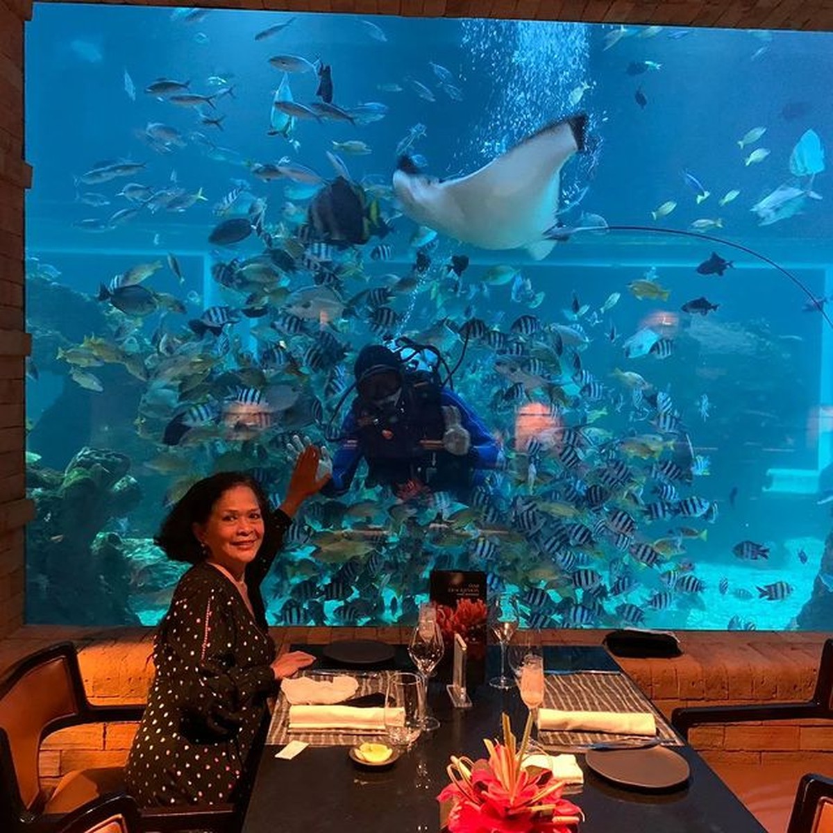 Reza Rahadian merayakan ulang tahun ibundanya makan malam romantis di akurium bak sepasang kekasih&period; Yuk intip potretnya&excl;