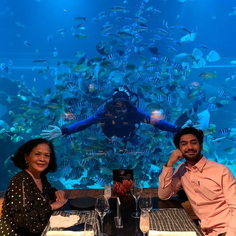 Reza Rahadian merayakan ulang tahun ibundanya makan malam romantis di akurium bak sepasang kekasih. Yuk intip potretnya!