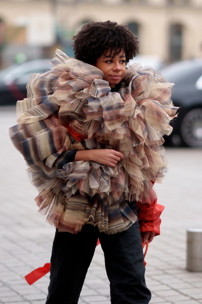 Aksen ruffles dramatis sebagai atasan, memberikan volume sekaligus jadi pusat perhatian! Foto: Livingly/IMAXtree