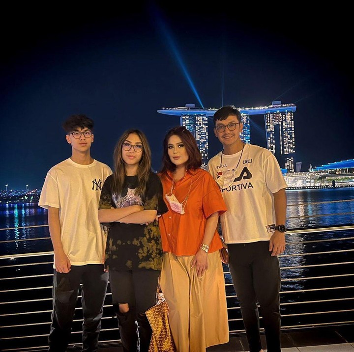 <p>Setelah menikah dengan Sybilla Ernova Hartoto Hardikusumo, aktor Gundawan Sudrajat dikaruniai dua orang anak. Mereka adalah Aghna Khayru dan Ghaniya Khayra. (Foto: Instagram: @gunawan_sudrajat_real)</p>