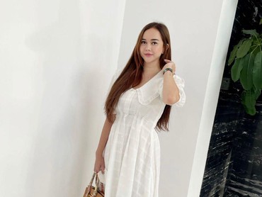 img-title Aura Kasih Kembali Beri Kode Cari Suami Baru, Penampilan Jadi Sorotan