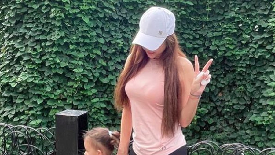 Momen Aura Kasih bersama anak di Istagram.
