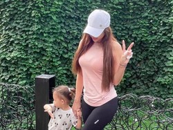 Pose Aura Kasih Cari Papa Baru Jadi Sorotan