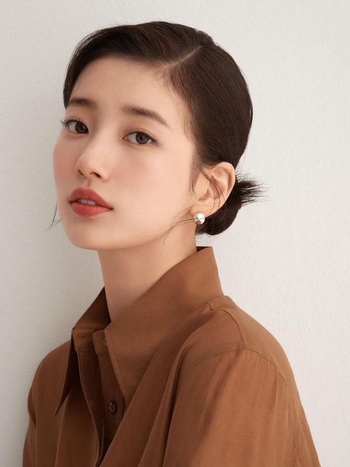 Bae Suzy tentunya masuk dalam daftar idol yang sukses di dunia seni peran. Setelah Dream High, Suzy membintangi banyak drama populer. Dari Vagabond, While We Were Sleeping, hingga Start-Up, semuanya melejit dan difavoritkan./ Foto: instagram.com/skuukzky