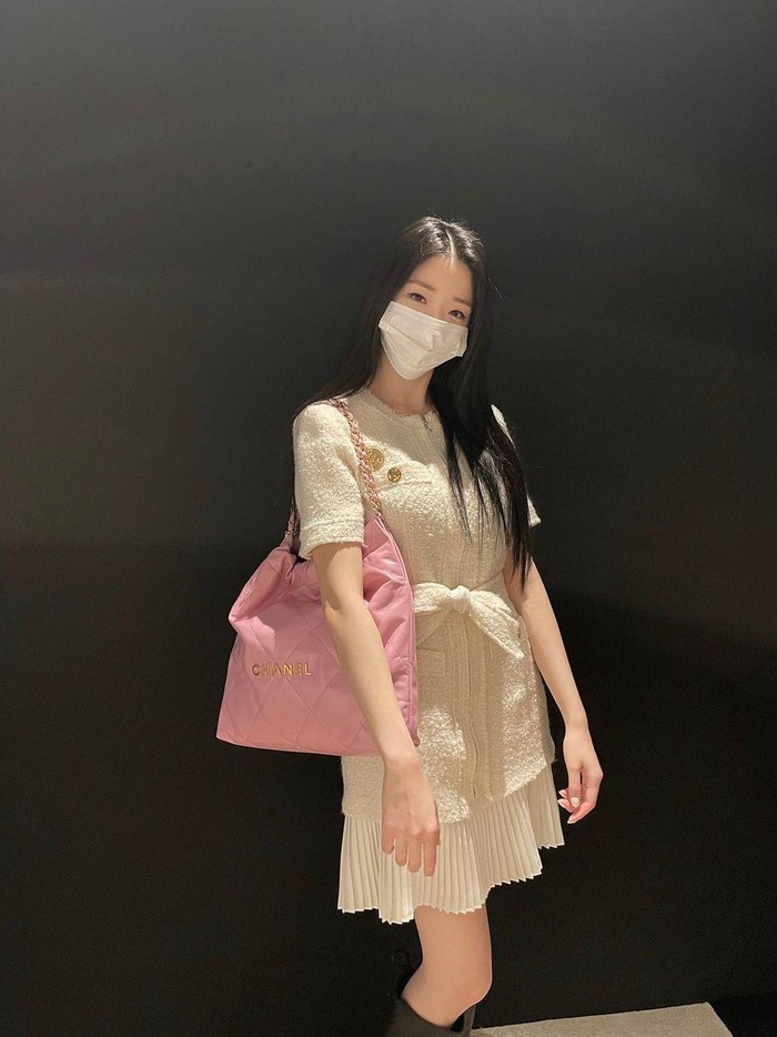 Belum lama ini, Shin Ji Yeon hadir di acara dari brand fashion CHANEL. Shin Ji Yeon sendiri memilih gaun dan rok sebagai item gaya berpakaiannya./ Foto: instagram.com/jiiiyeonie__