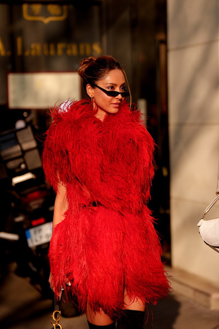 Busana penuh aksen juga meramaikan jalanan kota Paris. Contohnya coat dress merah penuh faux fur berikut ini. Bersifat fungsional untuk menghangatkan, tapi tetap stylish! Foto: Livingly/IMAXtree