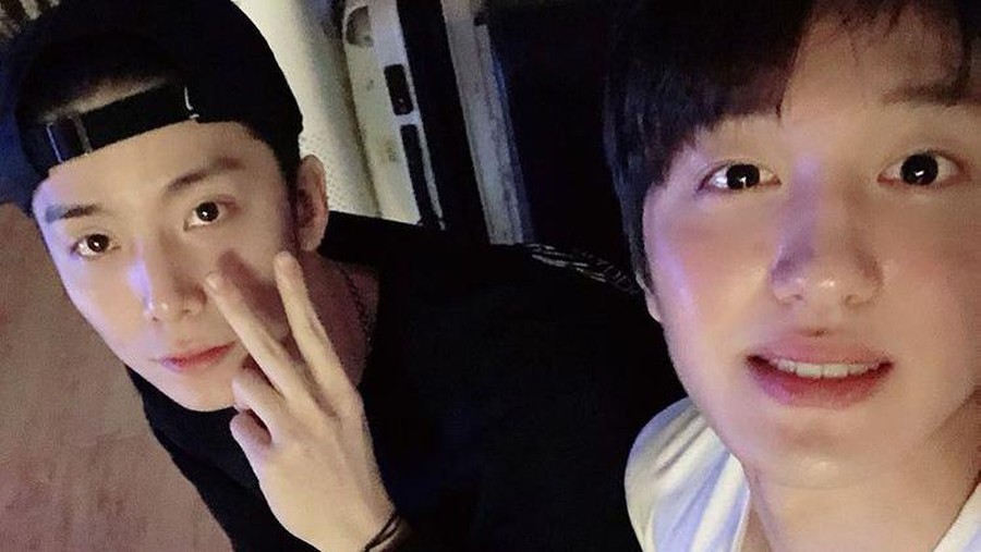 Chani dan Hwiyoung tertangkap polisi di sebuah bar karena pelanggaran sosial distancing.