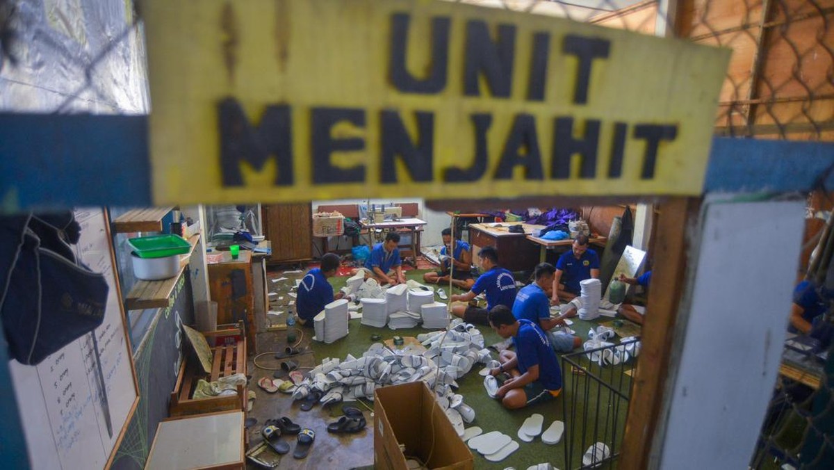 FOTO: Kreasi Sandal Warga Binaan Lapas Menuju Hotel Berbintang
