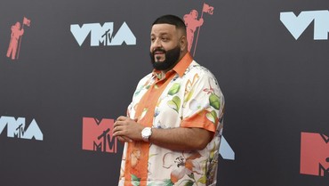 img-title Tak Mau Jordan Retro 3 Miliknya Kotor, DJ Khaled Sampai Minta Gendong Dua Pengawal