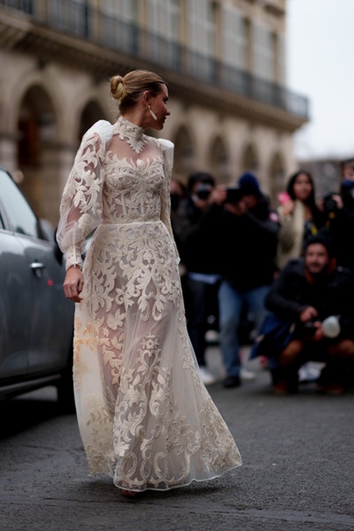 Elegan dan sensual, gaun transparan dengan ornamental lace langsung menyita pandangan. Foto: Livingly/IMAXtree
