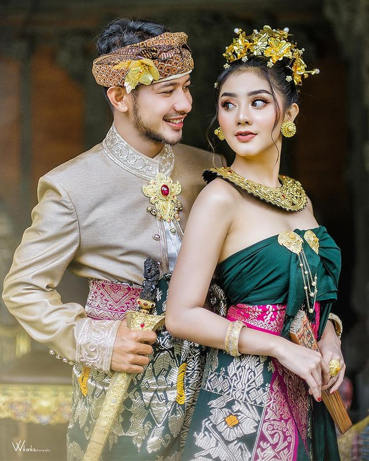 Telah lama berpacaran&comma; baru-baru ini Ghea Youbi dan Gian Zola pemotretan memakai baju adat Bali diduga prewedding&period; Yuk intip&excl;