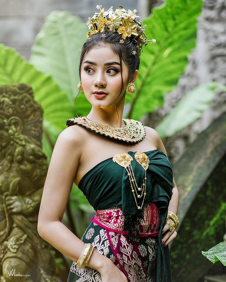 Ghea Youbi dan Gian Zola Telah lama berpacaran, baru-baru ini Ghea Youbi dan Gian Zola pemotretan memakai baju adat Bali diduga prewedding. Yuk intip!