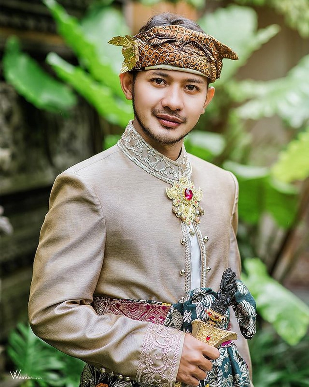 Telah lama berpacaran&comma; baru-baru ini Ghea Youbi dan Gian Zola pemotretan memakai baju adat Bali diduga prewedding&period; Yuk intip&excl;