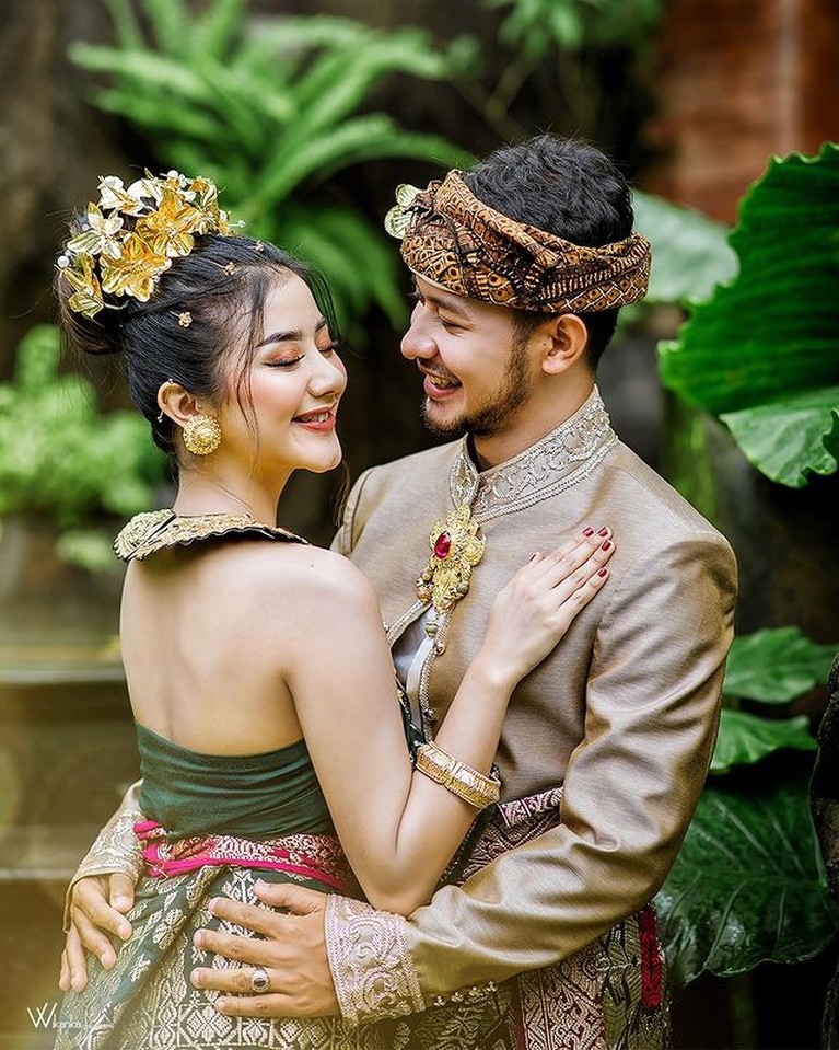Telah lama berpacaran, baru-baru ini Ghea Youbi dan Gian Zola pemotretan memakai baju adat Bali diduga prewedding. Yuk intip!