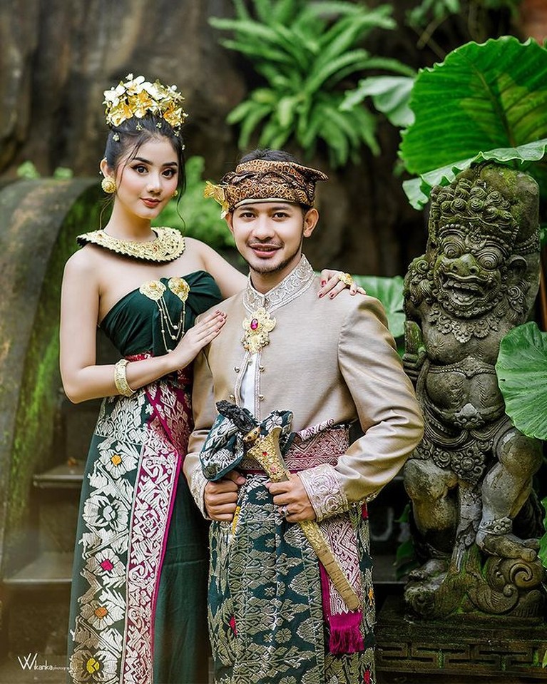 Telah lama berpacaran, baru-baru ini Ghea Youbi dan Gian Zola pemotretan memakai baju adat Bali diduga prewedding. Yuk intip!