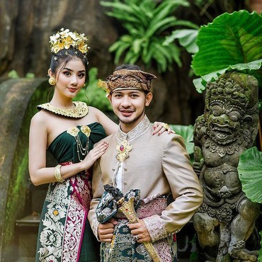 7 Potret Ghea Youbi & Gian Zola Pakai Baju Adat Bali Diduga Prewedding