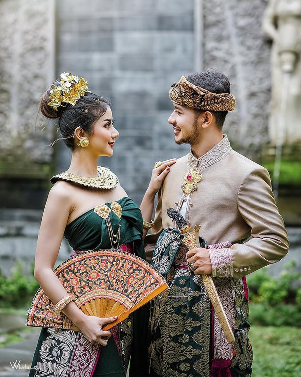 Telah lama berpacaran&comma; baru-baru ini Ghea Youbi dan Gian Zola pemotretan memakai baju adat Bali diduga prewedding&period; Yuk intip&excl;