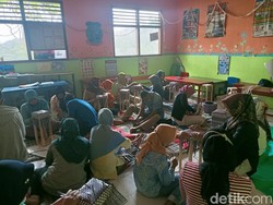 Bumdes di Ponorogo Ajak Ibu-ibu Produktif Bikin Anyaman Plastik untuk Tas