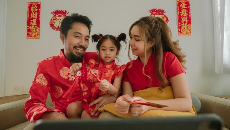 Ilustrasi Pantangan Imlek Asian family is video call with family member for celebration on chinese new year day, new normal life with covid.