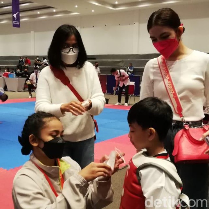 <p>Jan Ethes diketahui berhasil memenangkan kejuaraan tersebut, Bunda. Terkait hal ini, Selvi Ananda mengaku senang tetapi berharap sang putra bisa terus banyak belajar lagi. (Foto: Ari Purnomo/detikcom)</p>