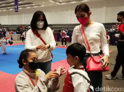 5 Potret Selvi Ananda Temani Jan Ethes di Kejuaraan Taekwondo, Ikut Deg-degan Bun