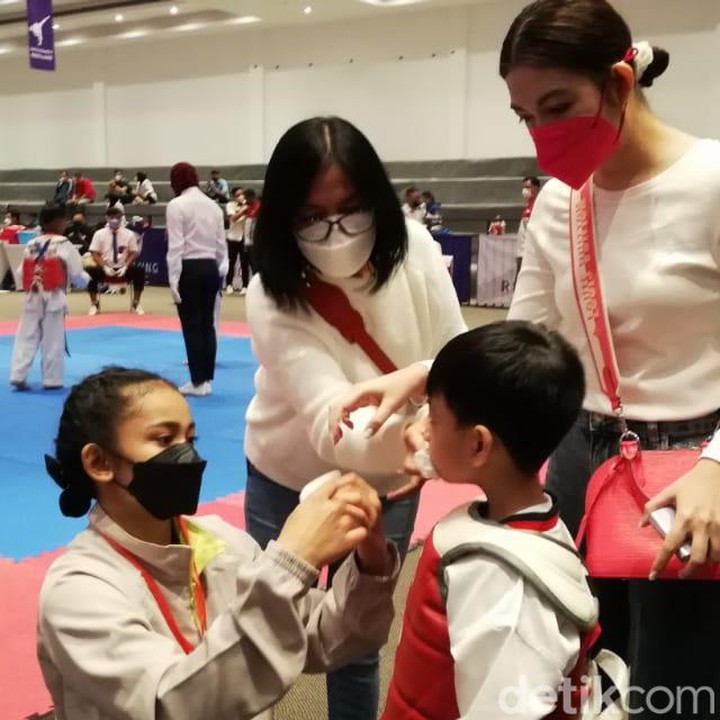 <p>Selvi Ananda mengungkapkan bahwa ia masih tetap saja deg-degan ketika melihat Jan Ethes beradu tendangan dengan lawannya. (Foto: Ari Purnomo/detikcom)</p>