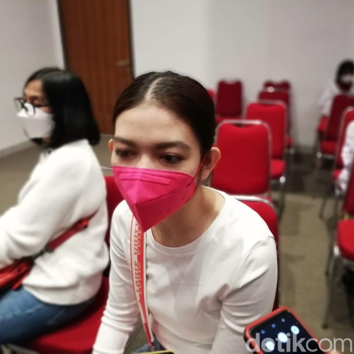 <p>Dalam kesempatan tersebut, Selvi Ananda tampil kasual dengan mengenakan atasan berwarna putih dan celana panjang jeans. (Foto: Ari Purnomo/detikcom)</p>
